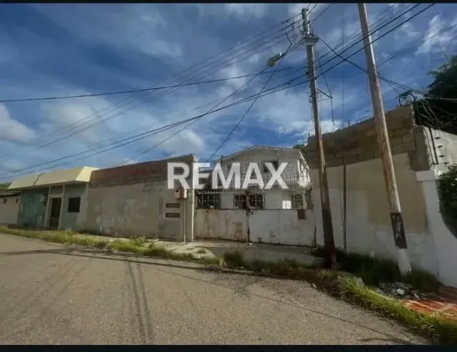 Casa en construccion en la Urb Casacoima, excelente zona cerca de la clinica Especialidades