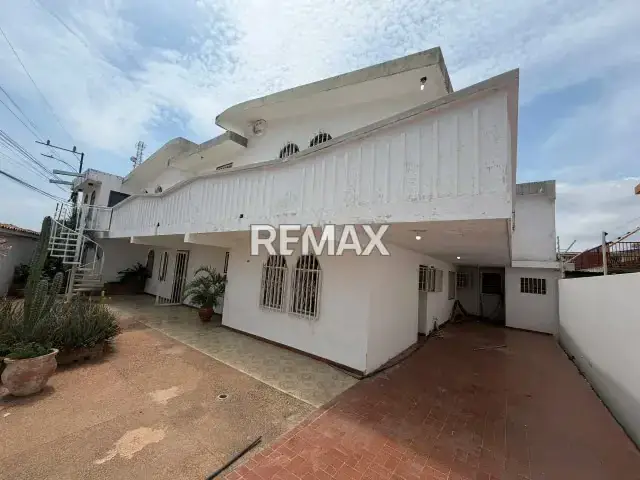 Alquiler de Casa Comercial , sector Canaima. Avenida 15 y 15 D