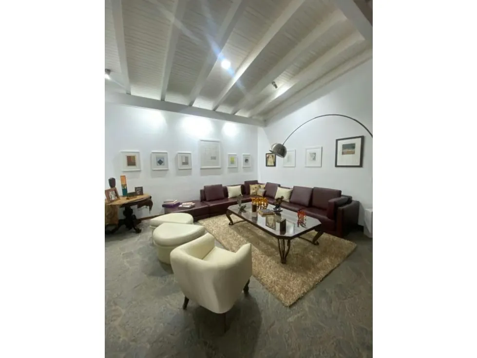 Se vende casa 680m2 4h+2s/7b/10p Cerro Verde 4377 - 4
