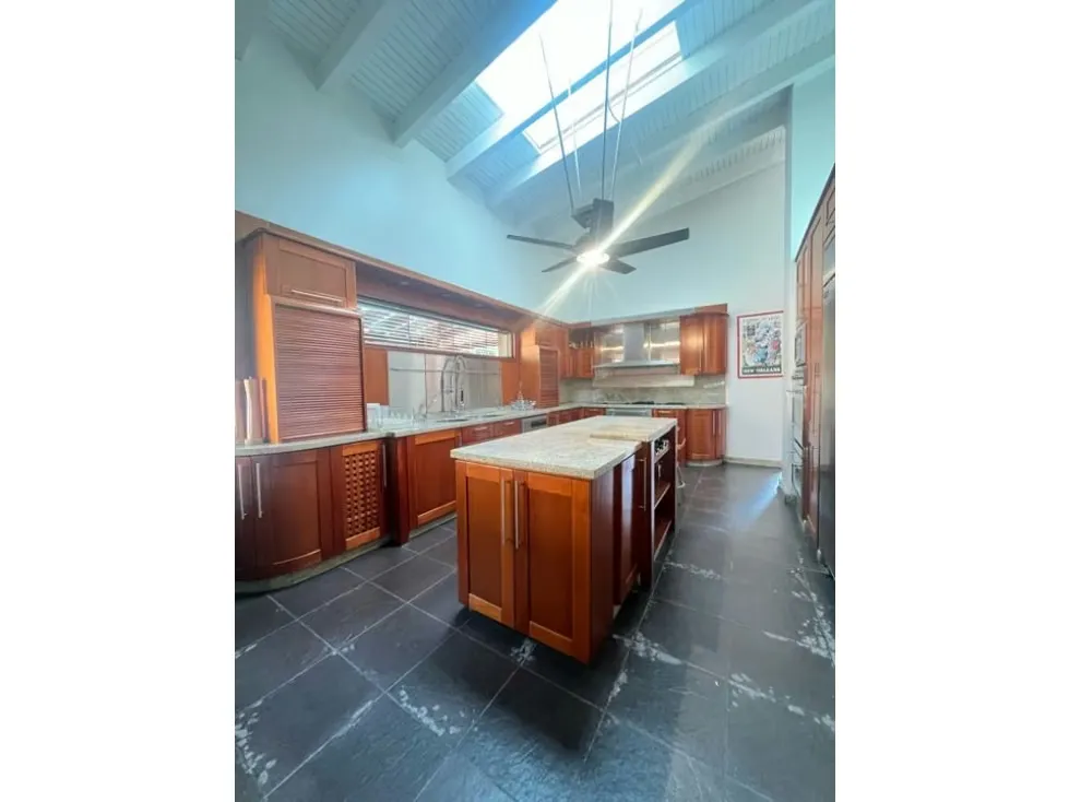Se vende casa 680m2 4h+2s/7b/10p Cerro Verde 4377 - 43