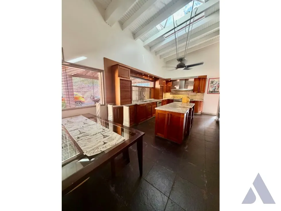 Se vende casa 680m2 4h+2s/7b/10p Cerro Verde 4377 - 62