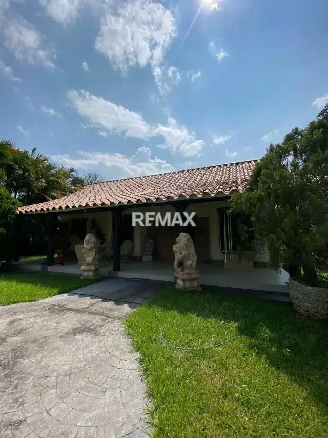 EN VENTA CASA EN COLINAS DEL MANZANO