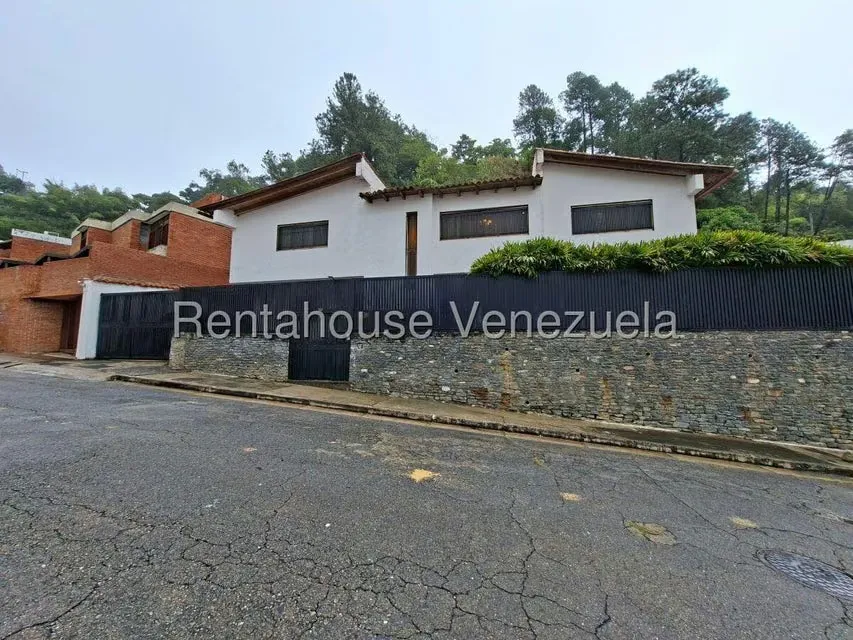 Casa (Duplex) en Venta en Lomas de Prados del Este, Distrito Metropolitano