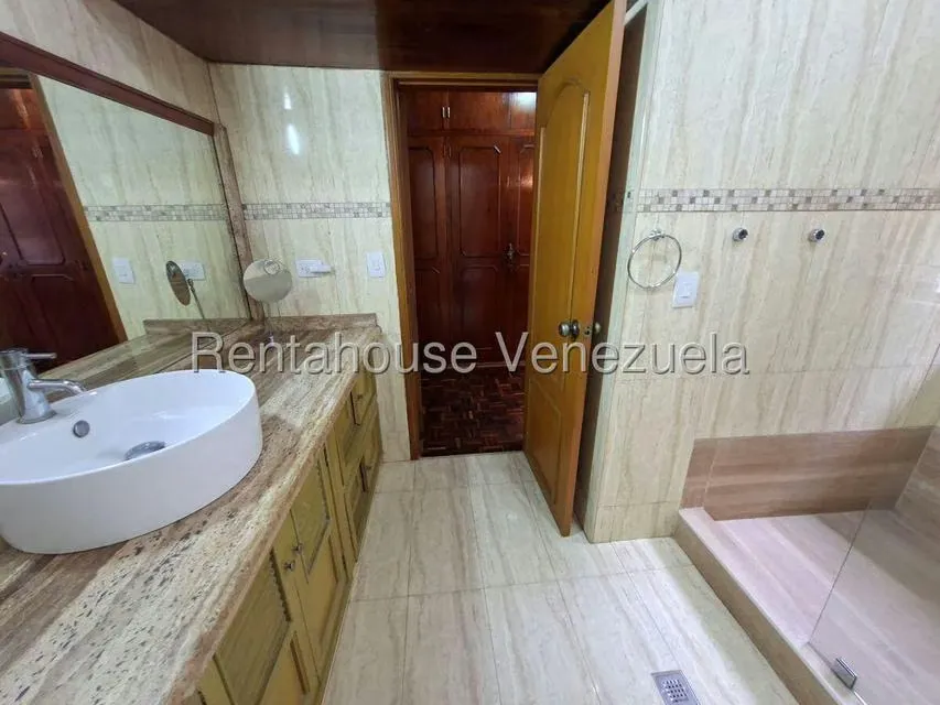 Casa (Duplex) en Venta en Lomas de Prados del Este, Distrito Metropolitano - 44