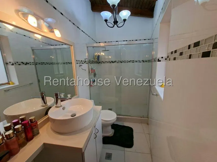 Casa (Duplex) en Venta en Lomas de Prados del Este, Distrito Metropolitano - 50