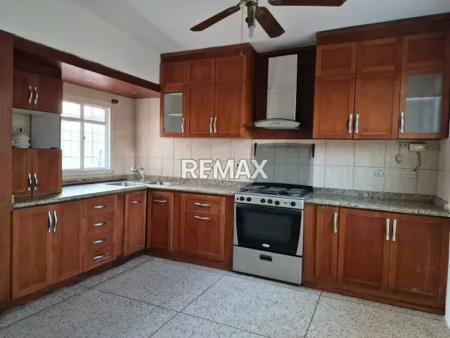 CASA EN VENTA URB. LAS LOMAS - 3