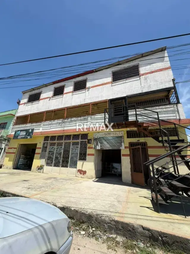Edificio Comercial en Alquiler: Ubicación Estratégica y Amplios Espacios.