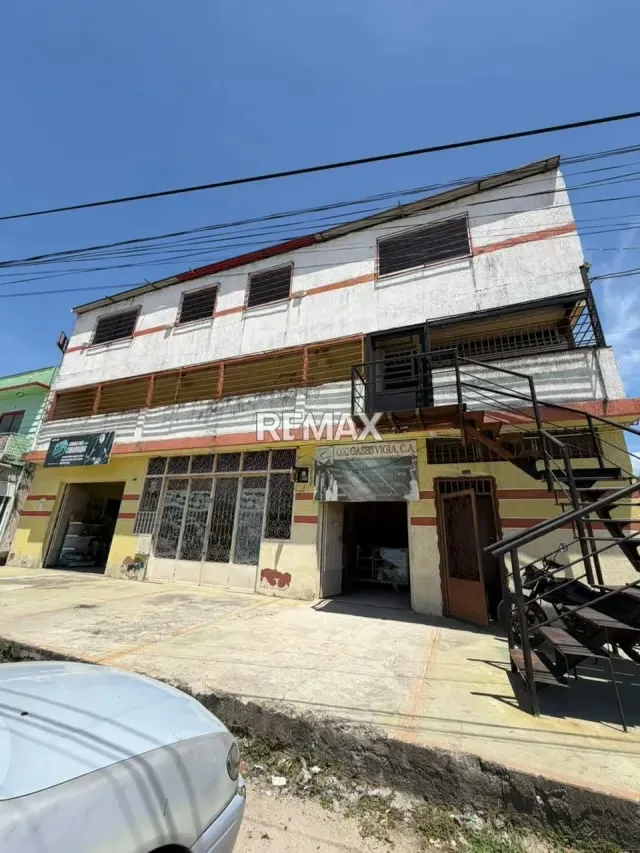 Edificio Comercial en Alquiler: Ubicación Estratégica y Amplios Espacios.