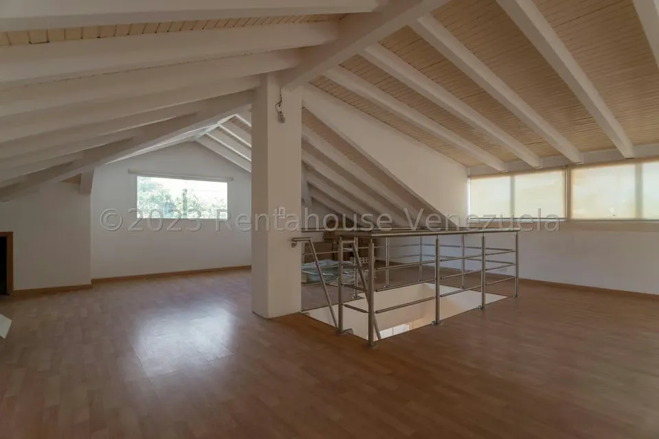 Casa (Multipes Niveles) en Venta en Prados del Este, Distrito Metropolitano - 55