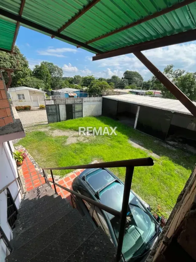Terreno con casa de dos niveles y galpones en venta. Comunidad de algodonal. Araure - 11