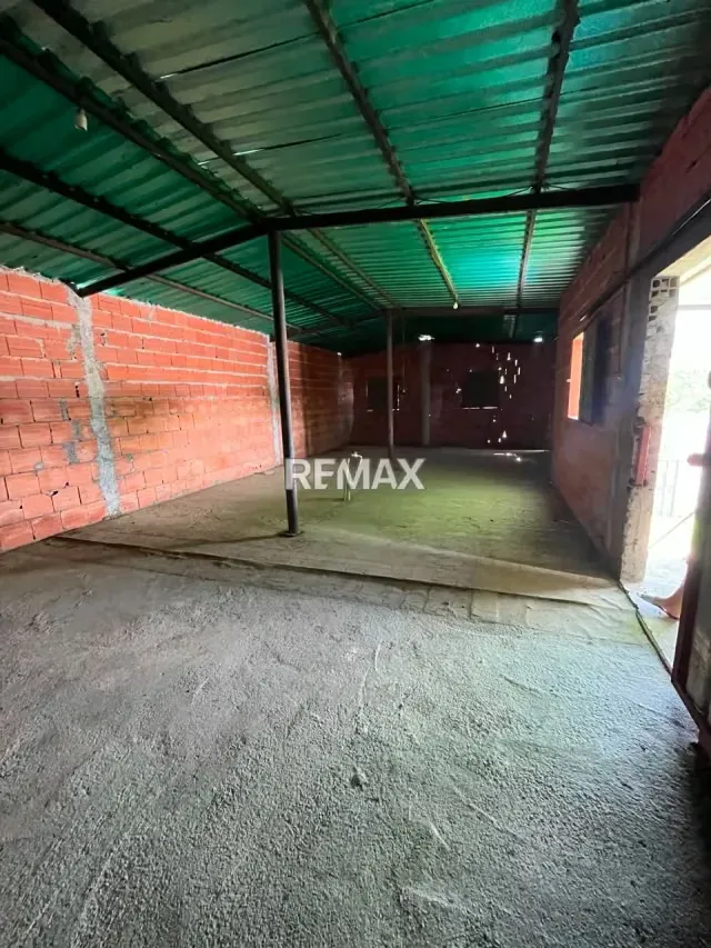 Terreno con casa de dos niveles y galpones en venta. Comunidad de algodonal. Araure - 12