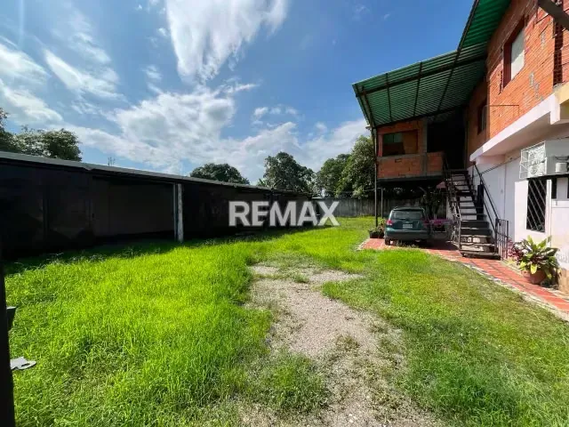 Terreno con casa de dos niveles y galpones en venta. Comunidad de algodonal. Araure - 16