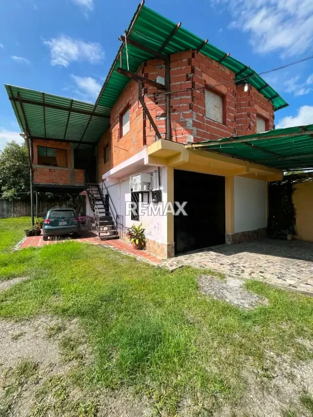 Terreno con casa de dos niveles y galpones en venta. Comunidad de algodonal. Araure - 4