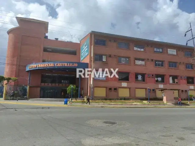 En Alquiler: Funcional Oficina con Mezzanina en C.C. Castillejo