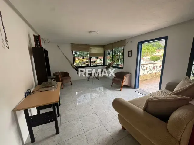 Casa en venta en calle cerrada - 11