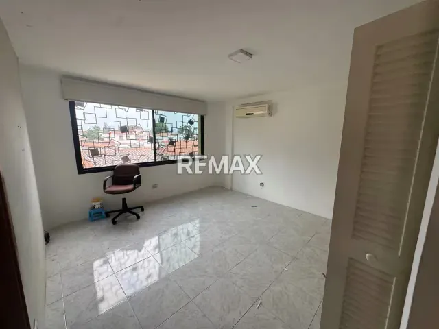 Casa en venta en calle cerrada - 13