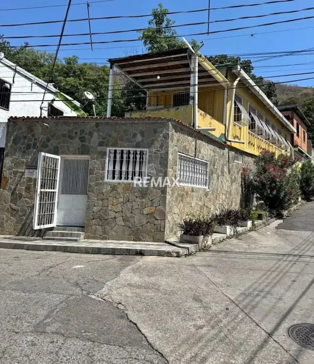 CASA DE DOS NIVELES LISTA PARA HABITAR