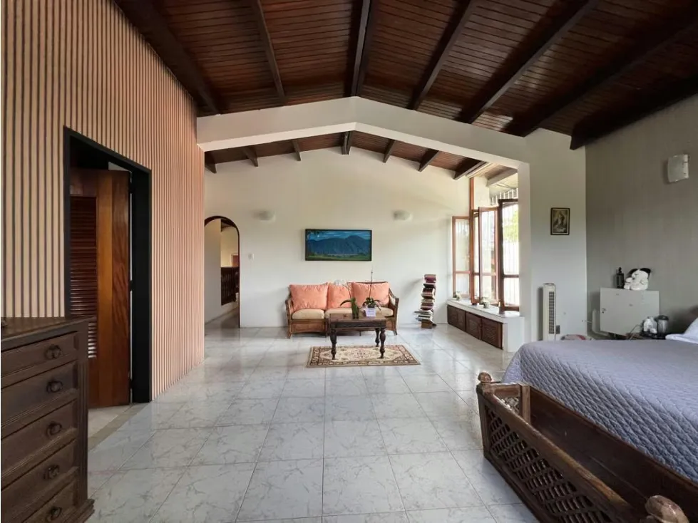 Se vende casa 1102m² 4h+2s/4b+s/5p Prados del Este - 2