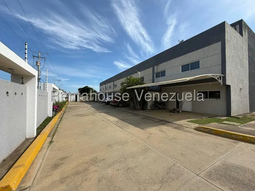 Townhouse (Multiples Niveles) en Venta en Avenida Intercomunal, Zulia - 2