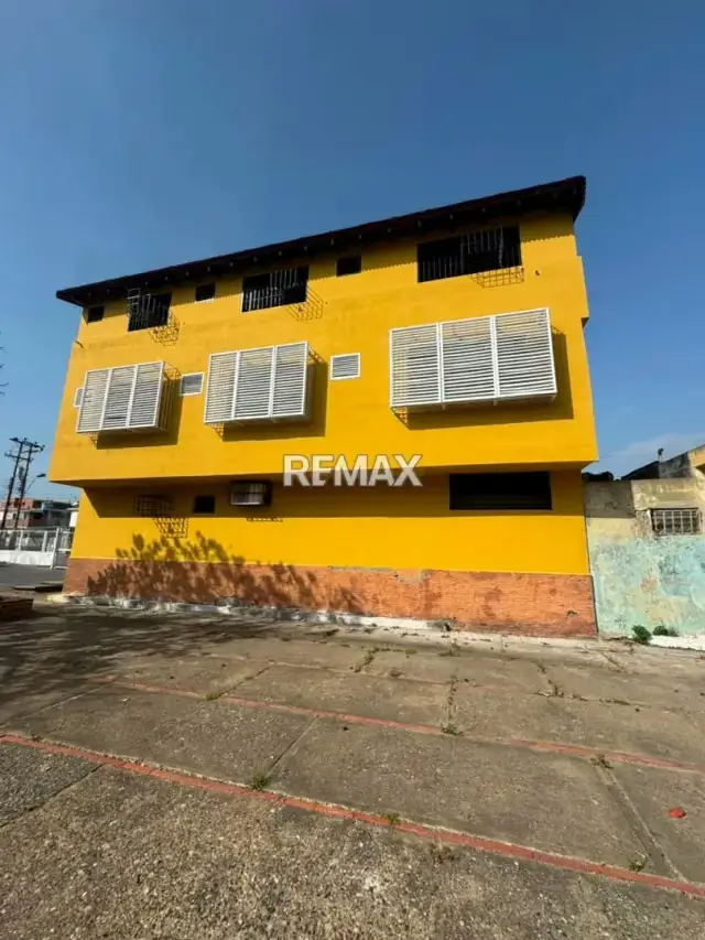 EN VETA EDIFICIO DE 3 NIVELES, UBICADO EN BOYACA 1, BARCELONA
