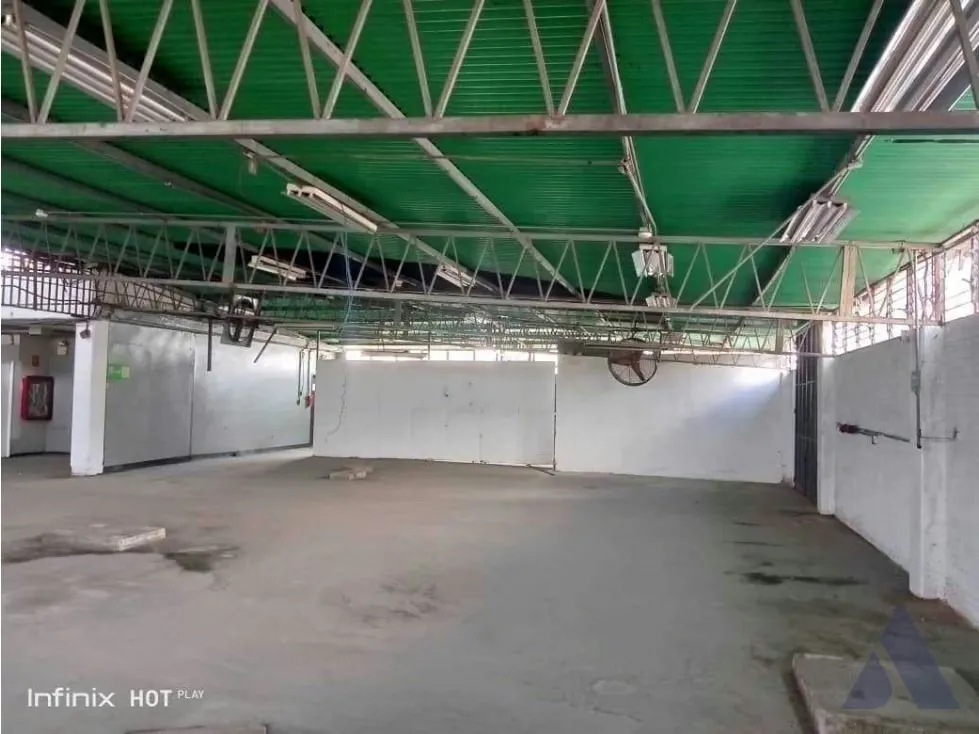 Alquilo local comercial 686m2 Los Ruices 2840 - 3