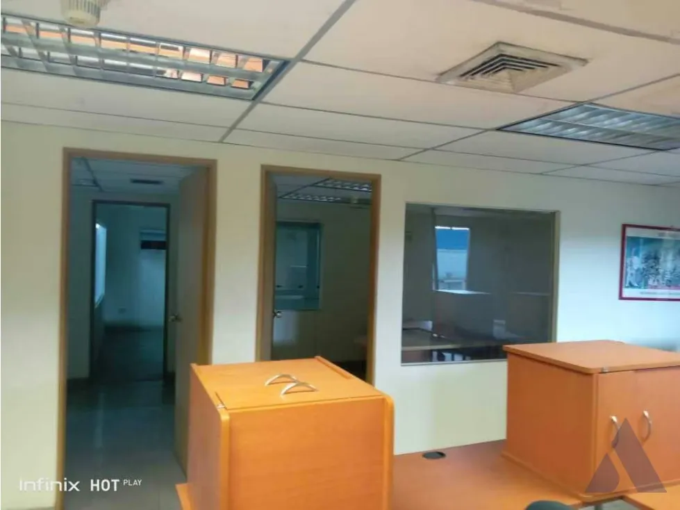 Alquilo local comercial 686m2 Los Ruices 2840 - 8