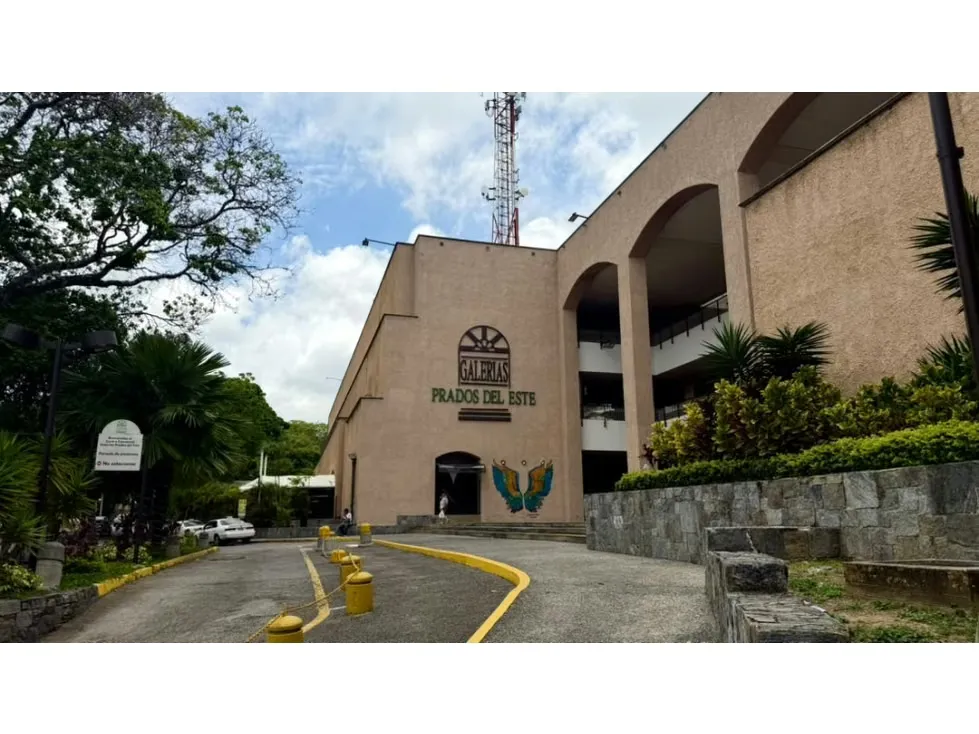 En venta amplio Local Comercial en Galerias Prados del Este 183M²