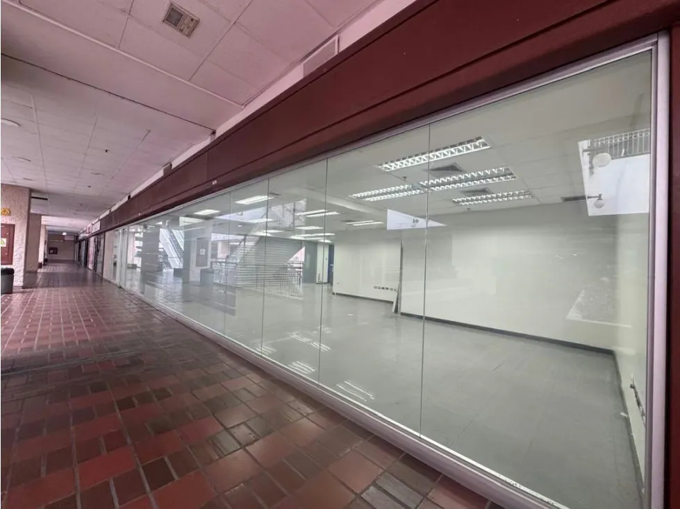 En venta amplio Local Comercial en Galerias Prados del Este 183M² - 2
