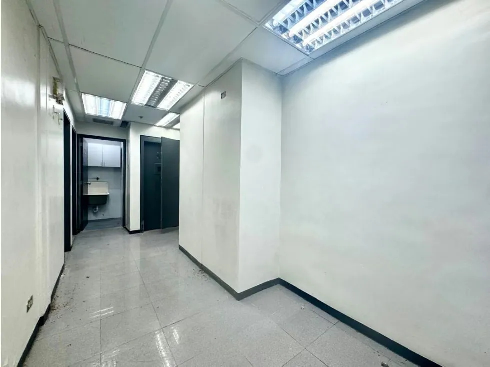 En venta amplio Local Comercial en Galerias Prados del Este 183M² - 11