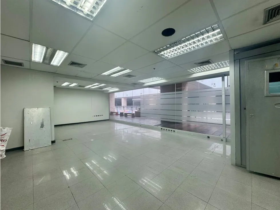 En venta amplio Local Comercial en Galerias Prados del Este 183M² - 12