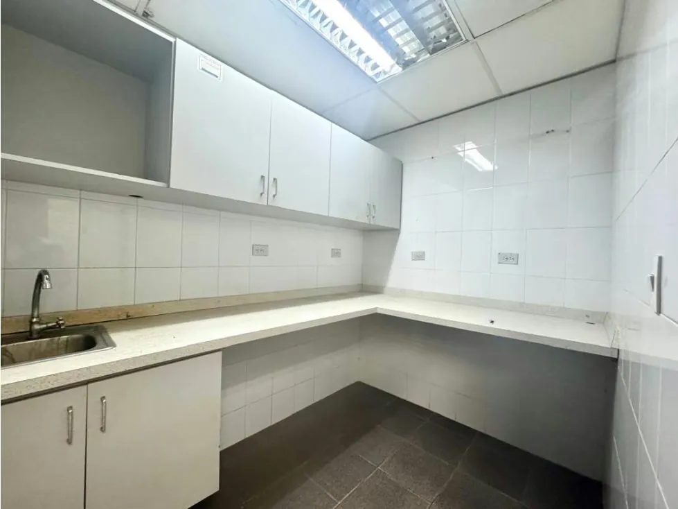 En venta amplio Local Comercial en Galerias Prados del Este 183M² - 13