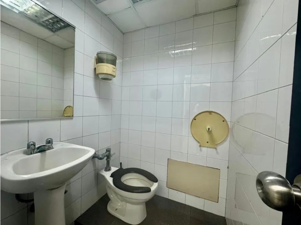 En venta amplio Local Comercial en Galerias Prados del Este 183M² - 15