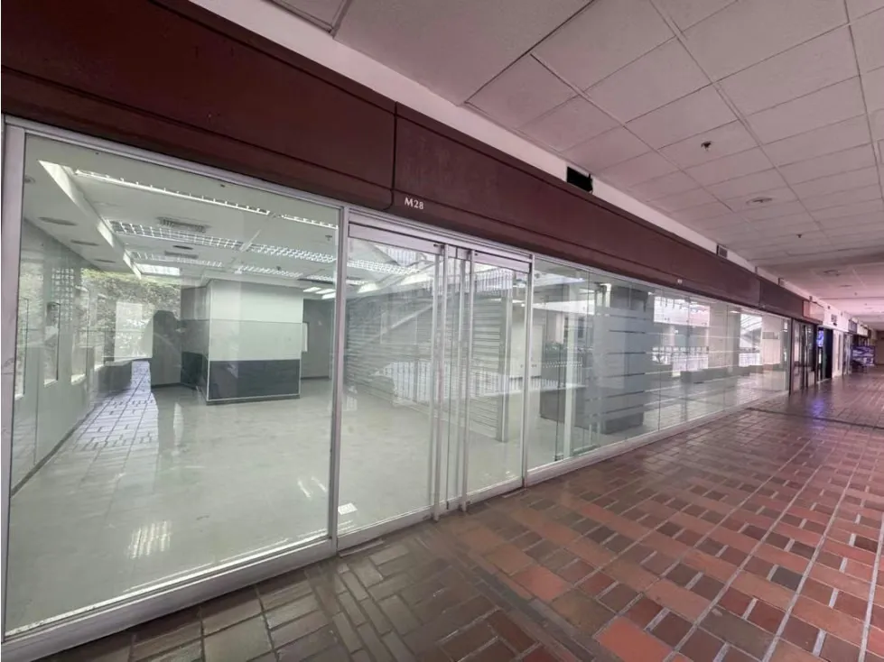 En venta amplio Local Comercial en Galerias Prados del Este 183M² - 3