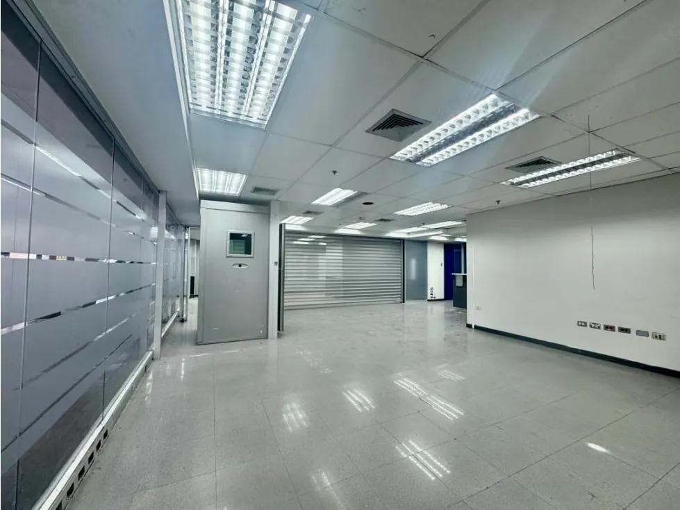 En venta amplio Local Comercial en Galerias Prados del Este 183M² - 4