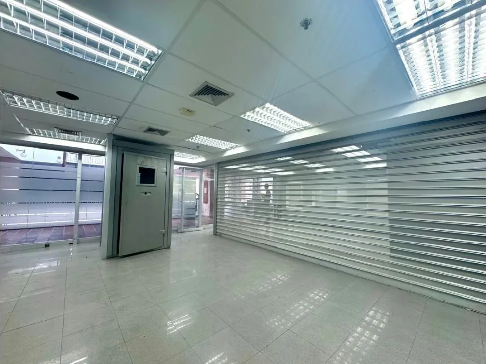 En venta amplio Local Comercial en Galerias Prados del Este 183M² - 5