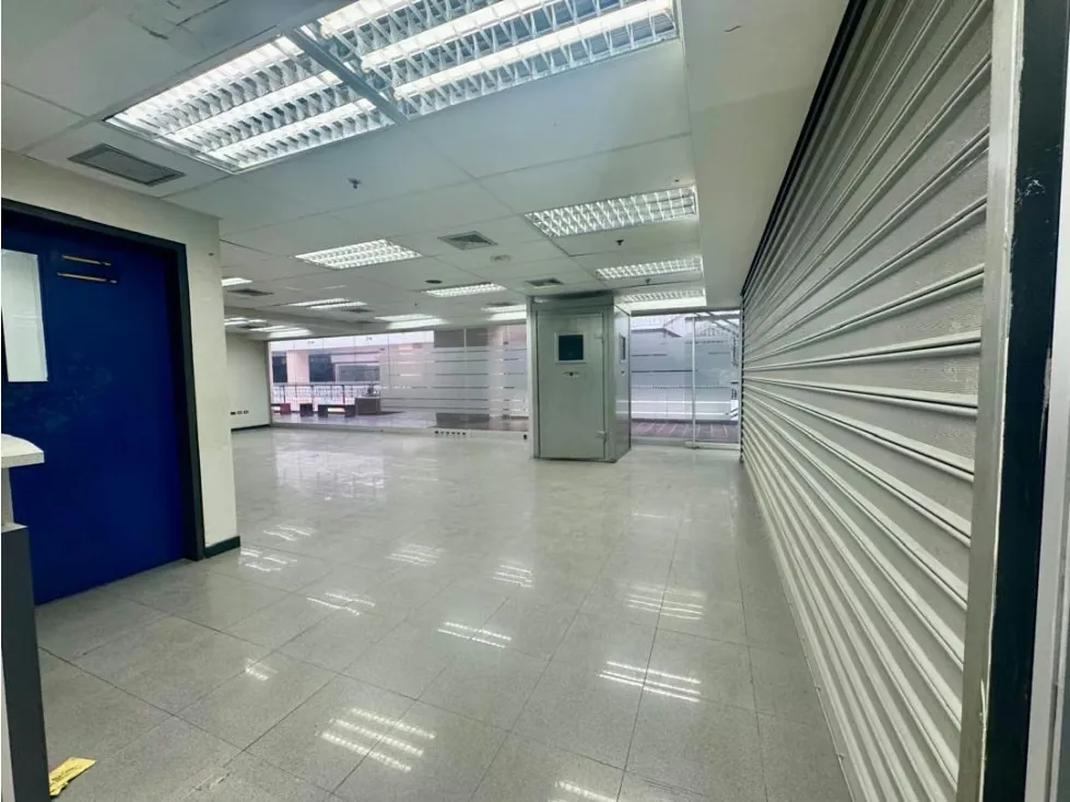 En venta amplio Local Comercial en Galerias Prados del Este 183M² - 6