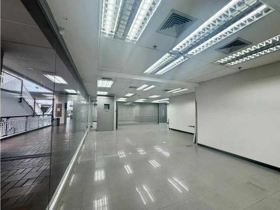 En venta amplio Local Comercial en Galerias Prados del Este 183M² - 7