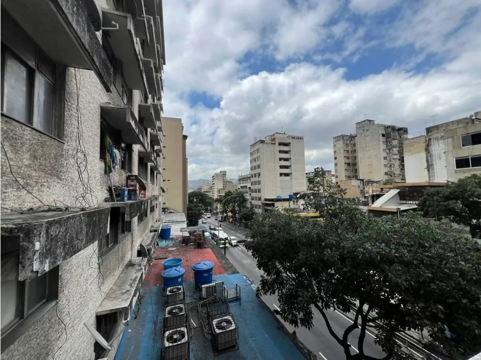 VENTA DE FONDO DE COMERCIO Y EDIFICIO EN LA AVENIDA BARALT - 17