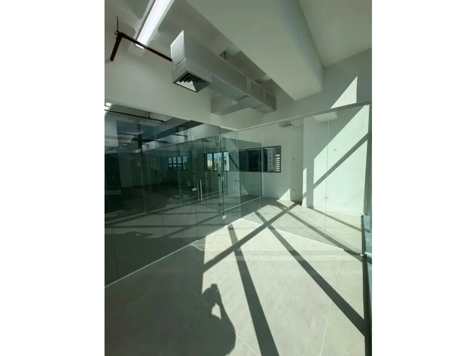 SE ALQUILA OFICINA EN LAS MERCEDES TORRE NEST