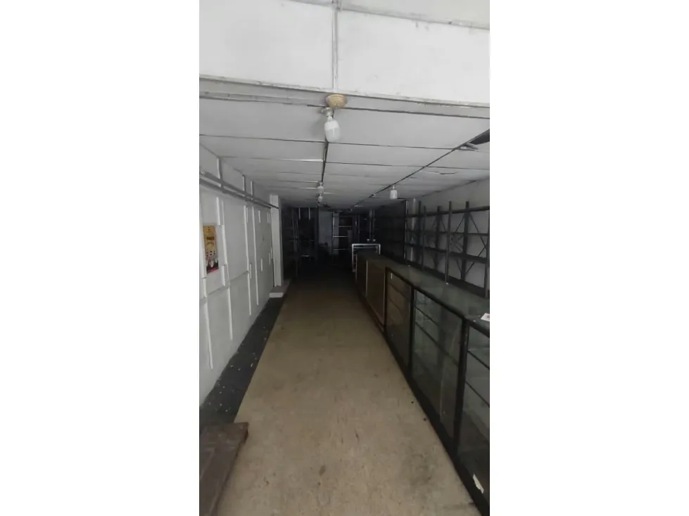 EN VENTA LOCAL COMERCIAL EN LA AV. BARALT - 7