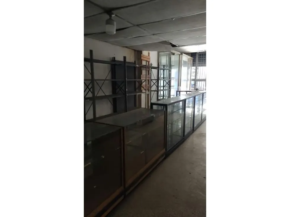 EN VENTA LOCAL COMERCIAL EN LA AV. BARALT - 8