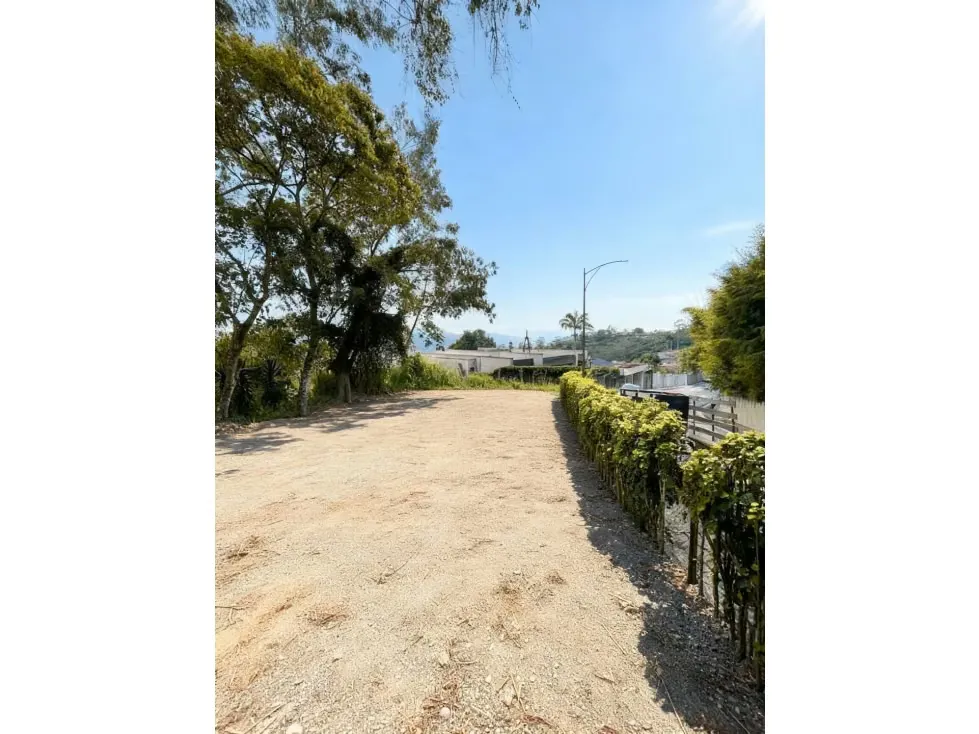 Se vende terreno en calle cerrada 3400m2 La Lagunita 5471 - 5