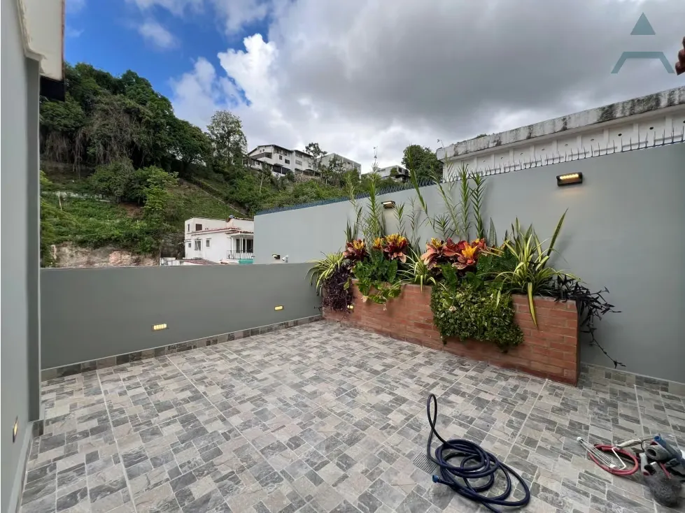 Se vende/alquila casa 1240m² 23h/17b/3e Colinas de Bello Monte - 17