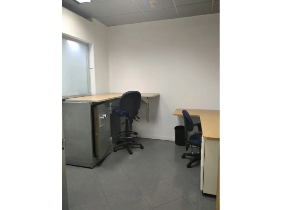 LOCAL EN VENTA DE 161 M2 EN PLAZA VENEZUELA (RR) - 13