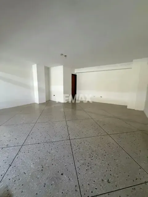 LOCAL COMERCIAL EN ALQUILER N 30 EN EL CENTRO COMERCIAL GUARAUNO - 2