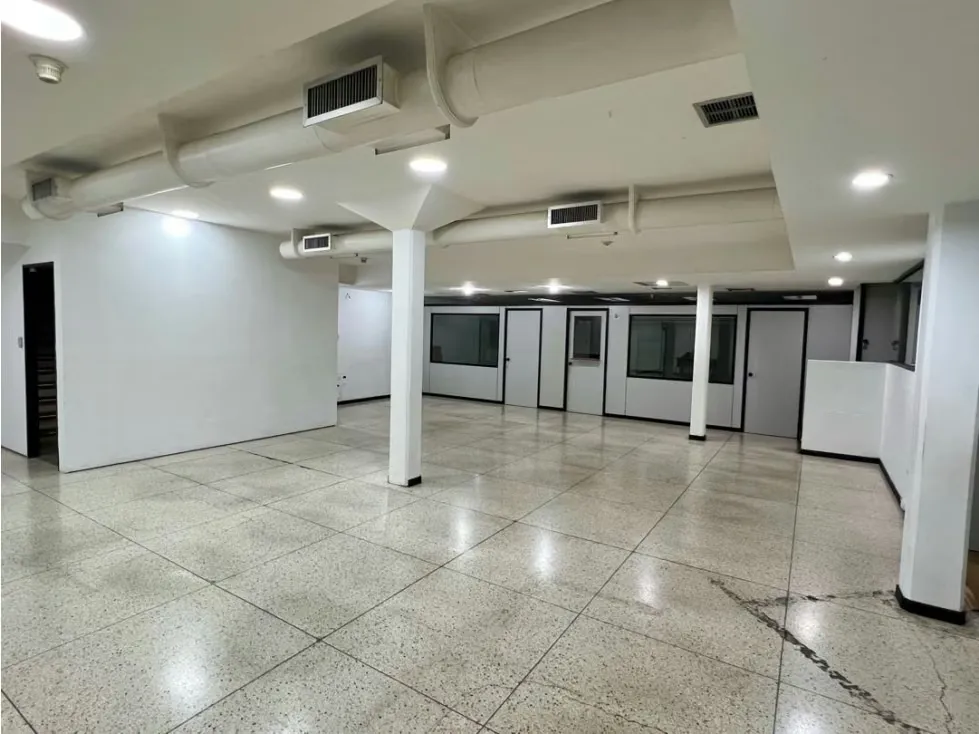 En Venta Galpon tipo Edificio Industrial Comercial en Boleita Sur. - 17