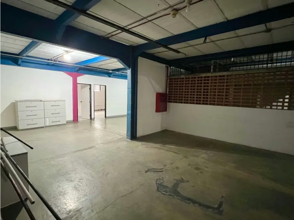 En Venta Galpon tipo Edificio Industrial Comercial en Boleita Sur. - 28