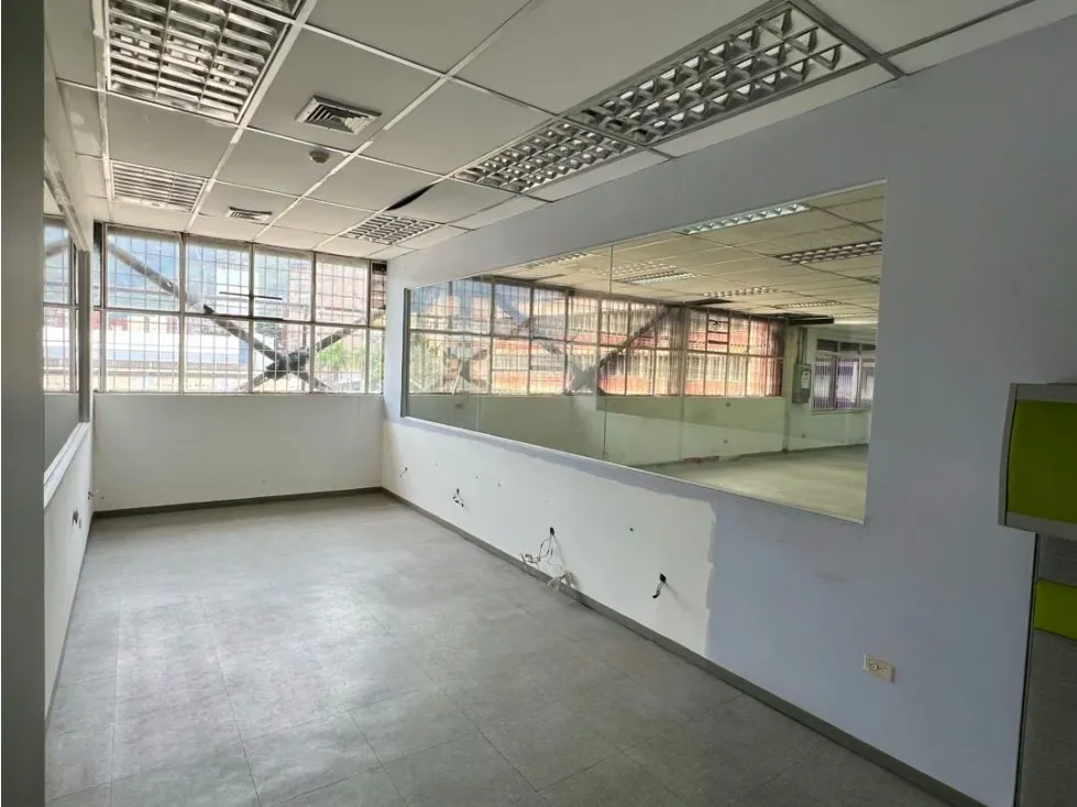 En Venta Galpon tipo Edificio Industrial Comercial en Boleita Sur. - 44
