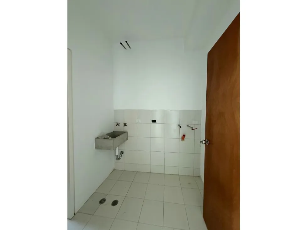 PLANTA BAJA EN VENTA 209 M2 - URB LA LAGUNITA - 10