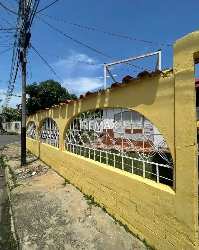 Se alquila Casa en la Urbanización La Tricentenaria cerca de la Av Centurión en Barcelona - 2